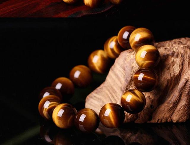 金虎眼石和黄虎眼石的区别，金虎眼石和黄虎眼石的功效（虎眼石色彩多变不同颜色虎眼石带来不同能量）