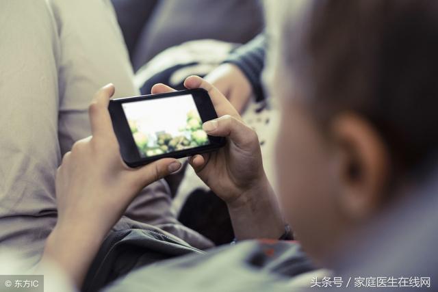 女人更年期失眠，更年期女人心情烦躁失眠怎么办（睡觉前别做这4件事，饶过自己）