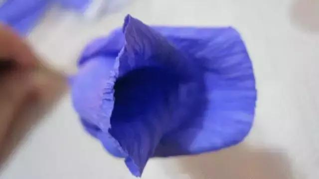 皱纹纸做玫瑰花，如何用皱纹纸做玫瑰花（用皱纹纸折出的玫瑰简直太美了）