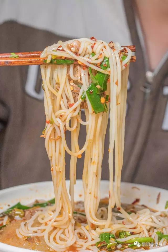 求玉溪哪里呢鳝鱼米线最好吃，玉溪风味鳝鱼（清晨排队1小时不一定吃得着）