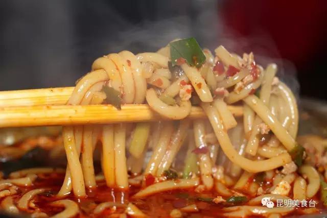 求玉溪哪里呢鳝鱼米线最好吃，玉溪风味鳝鱼（清晨排队1小时不一定吃得着）