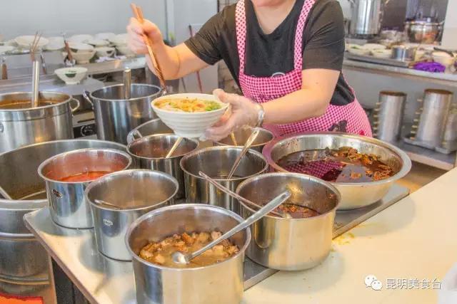 求玉溪哪里呢鳝鱼米线最好吃，玉溪风味鳝鱼（清晨排队1小时不一定吃得着）
