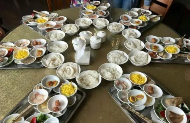 求玉溪哪里呢鳝鱼米线最好吃，玉溪风味鳝鱼（清晨排队1小时不一定吃得着）