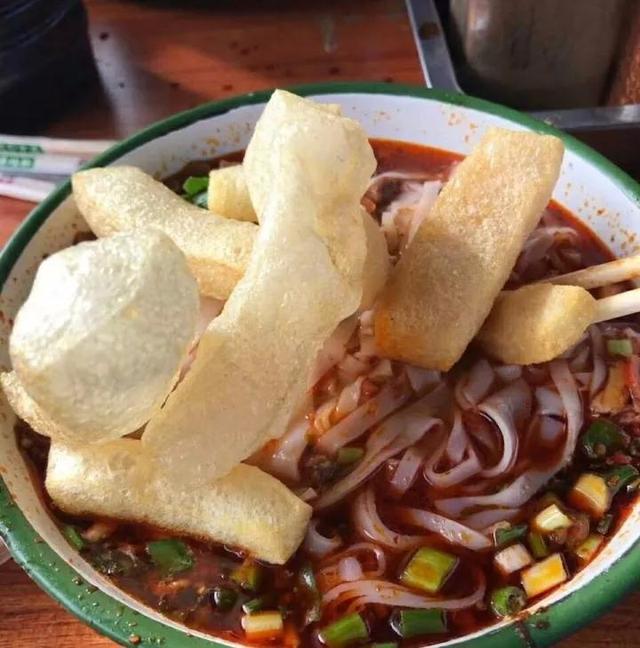 求玉溪哪里呢鳝鱼米线最好吃，玉溪风味鳝鱼（清晨排队1小时不一定吃得着）