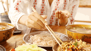 求玉溪哪里呢鳝鱼米线最好吃，玉溪风味鳝鱼（清晨排队1小时不一定吃得着）