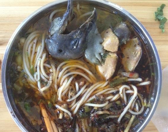 求玉溪哪里呢鳝鱼米线最好吃，玉溪风味鳝鱼（清晨排队1小时不一定吃得着）