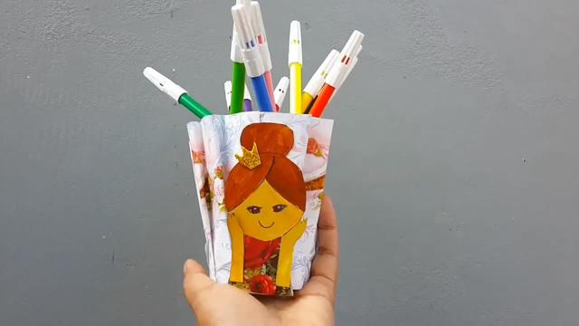 手工制作笔筒的方法，手工制作笔筒的步骤（塑料瓶制作成笔筒的全过程）