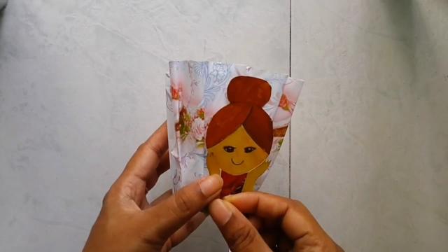 手工制作笔筒的方法，手工制作笔筒的步骤（塑料瓶制作成笔筒的全过程）