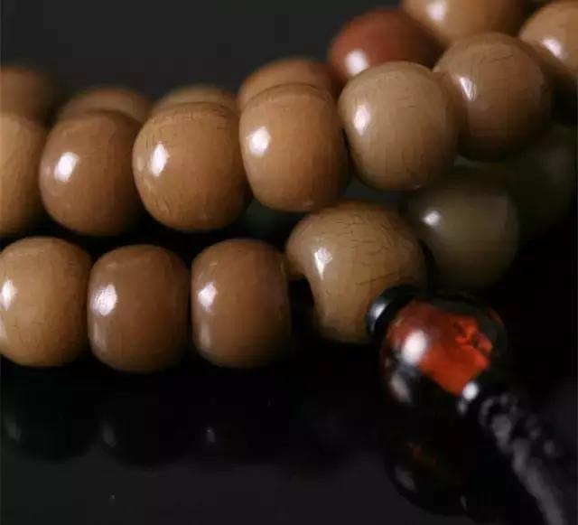 菩提根手串有什么功效，女人带菩提根手串有什么好处（菩提根的盘玩、包浆、开片过程与感悟）