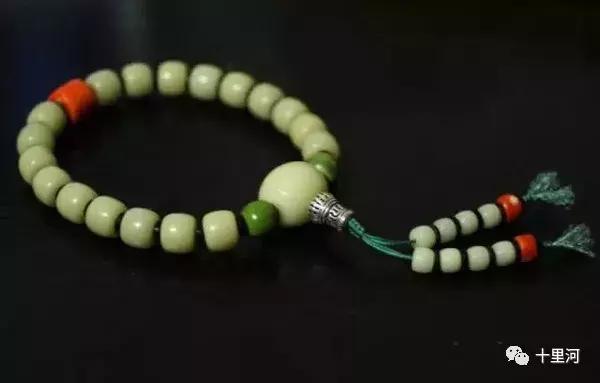 菩提根手串有什么功效，女人带菩提根手串有什么好处（菩提根的盘玩、包浆、开片过程与感悟）