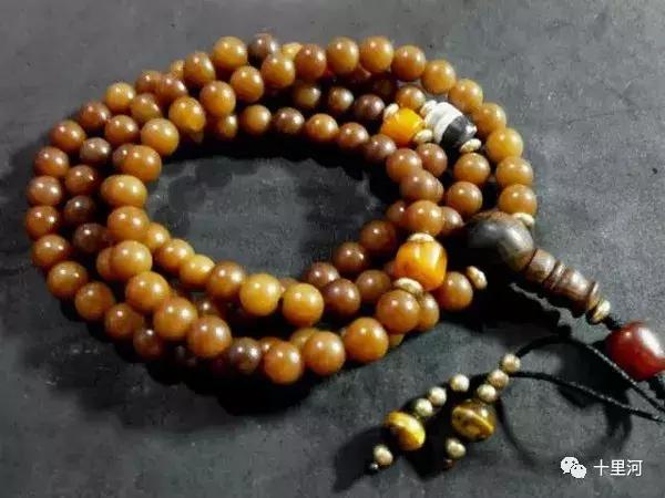 菩提根手串有什么功效，女人带菩提根手串有什么好处（菩提根的盘玩、包浆、开片过程与感悟）