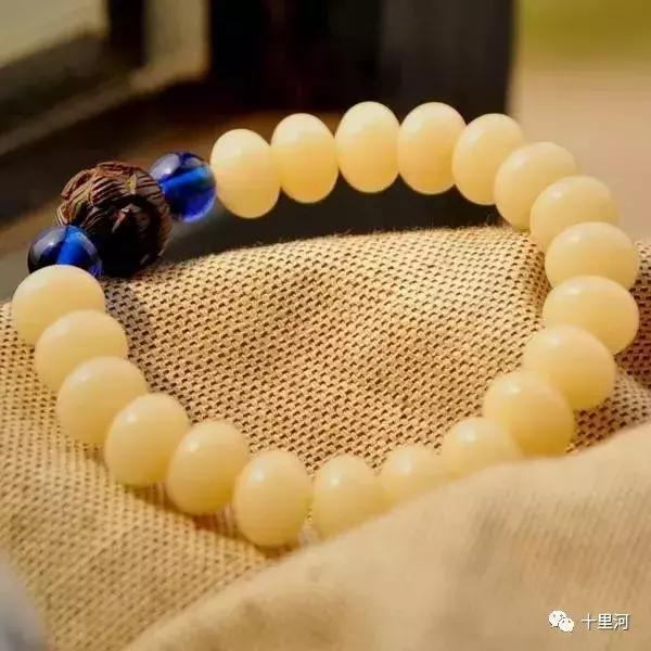 菩提根手串有什么功效，女人带菩提根手串有什么好处（菩提根的盘玩、包浆、开片过程与感悟）