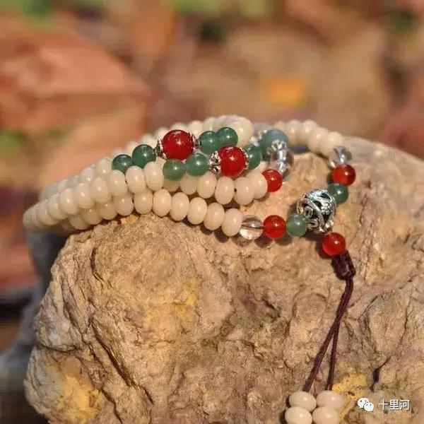 菩提根手串有什么功效，女人带菩提根手串有什么好处（菩提根的盘玩、包浆、开片过程与感悟）