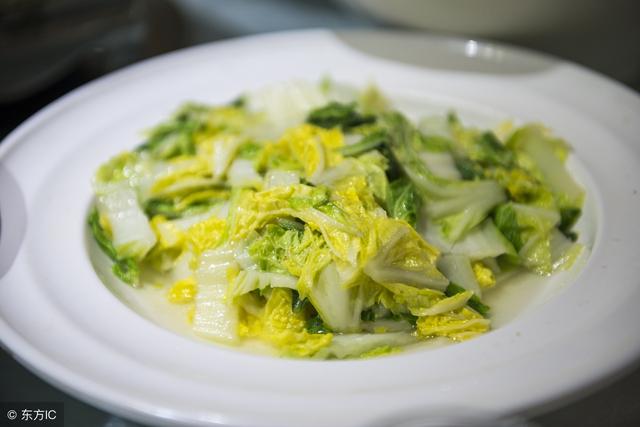 水煮白菜的热量，水煮大白菜减肥法怎么做（“水煮大白菜”当饭吃能减肥）