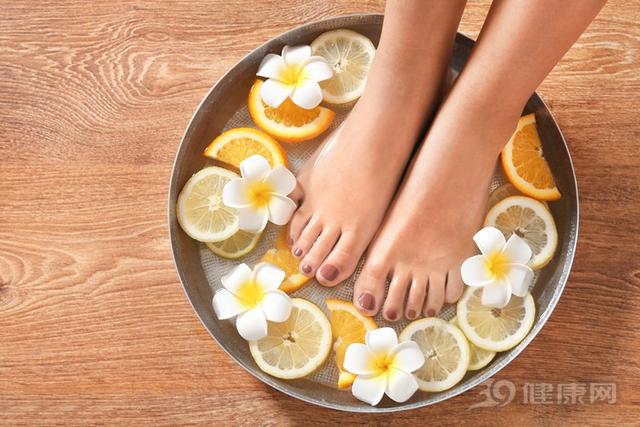 枸杞泡脚的作用与功效，很多人不知道：泡脚时加点它