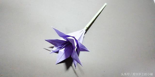 如何用彩纸折出一朵漂亮的荷花荷花的彩纸折法，简单折纸荷花的详细教程（漂亮花朵折纸合集）