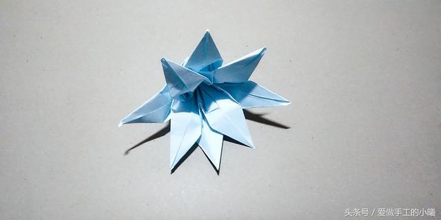 如何用彩纸折出一朵漂亮的荷花荷花的彩纸折法，简单折纸荷花的详细教程（漂亮花朵折纸合集）