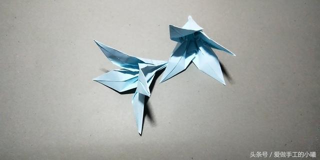 如何用彩纸折出一朵漂亮的荷花荷花的彩纸折法，简单折纸荷花的详细教程（漂亮花朵折纸合集）