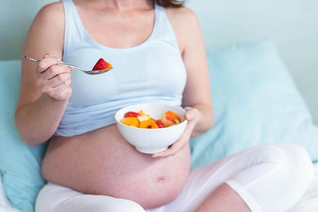 孕妇前三个月必吃的12种水果，孕妇前三个月禁吃十大水果（怀孕前三个月吃什么好）