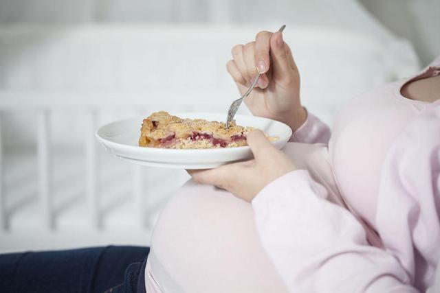 孕妇前三个月必吃的12种水果，孕妇前三个月禁吃十大水果（怀孕前三个月吃什么好）