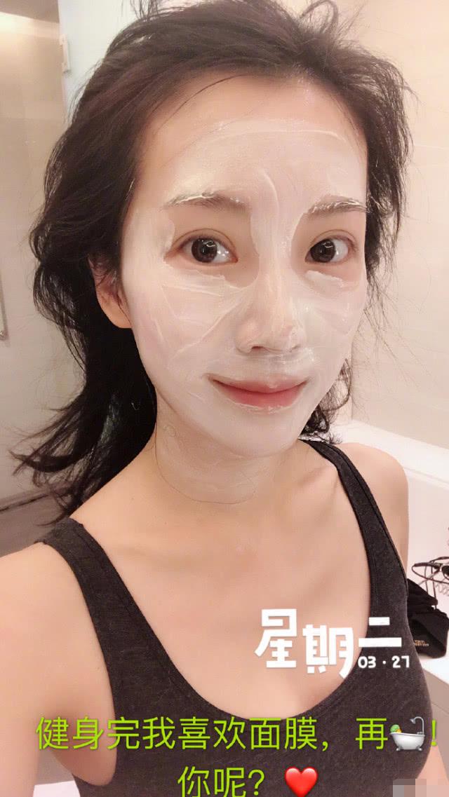 李念晒锁骨夹鸡蛋，“阔太”李念晒甜美自拍照