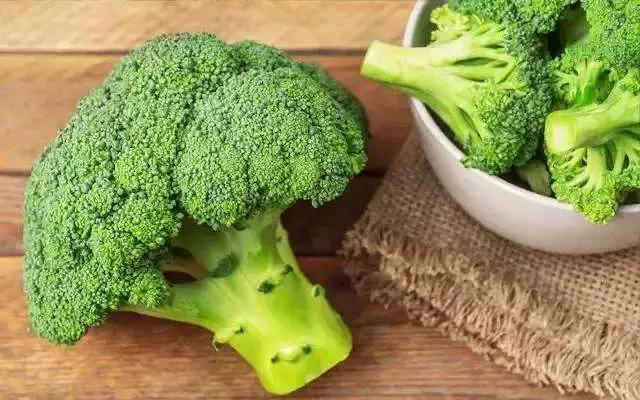 西兰花变黄了还能吃吗，西兰花变黄了还能吃吗的短视频（不新鲜蔬菜会导致癌症高发）