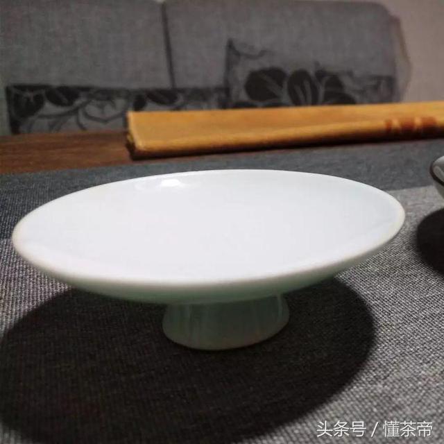 盖置是什么，盖置是什么图片（泡茶时，杯盖这么放是在赶人）