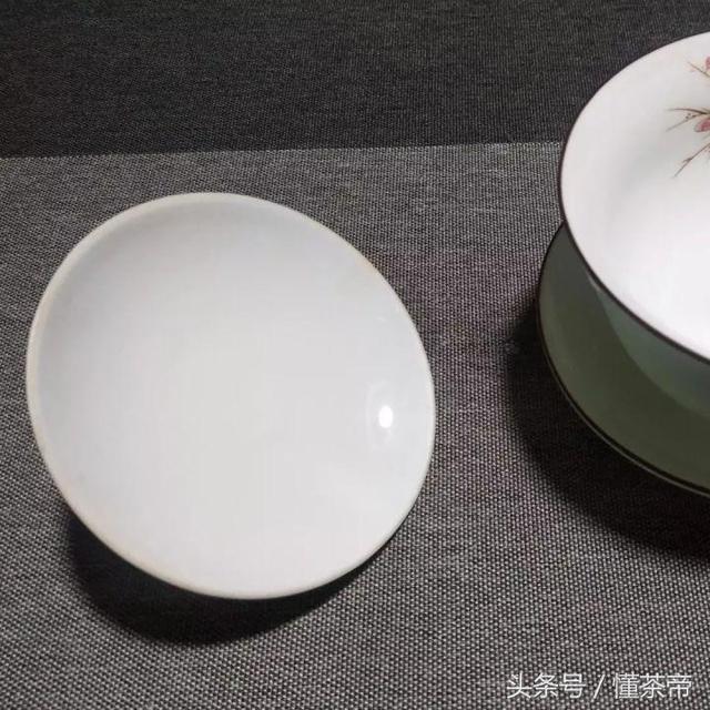 盖置是什么，盖置是什么图片（泡茶时，杯盖这么放是在赶人）