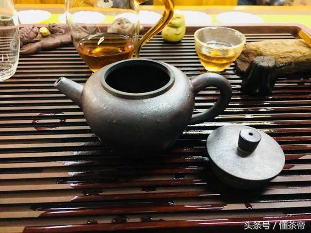 盖置是什么，盖置是什么图片（泡茶时，杯盖这么放是在赶人）