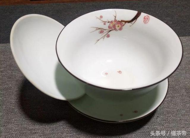 盖置是什么，盖置是什么图片（泡茶时，杯盖这么放是在赶人）