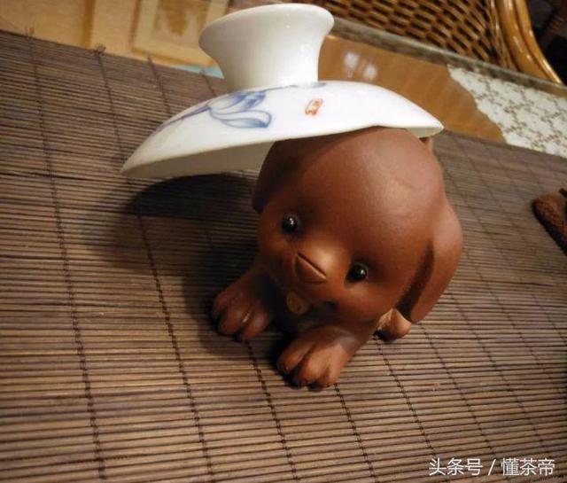 盖置是什么，盖置是什么图片（泡茶时，杯盖这么放是在赶人）