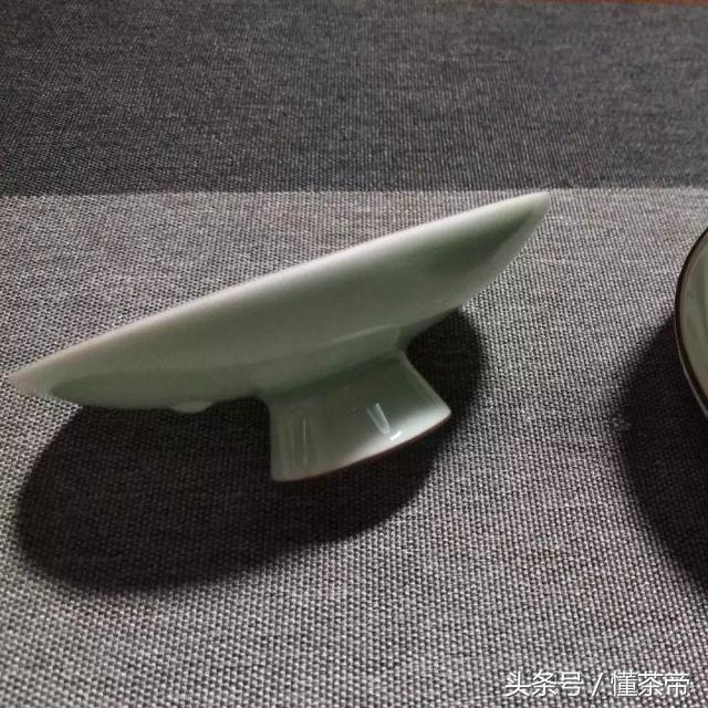 盖置是什么，盖置是什么图片（泡茶时，杯盖这么放是在赶人）