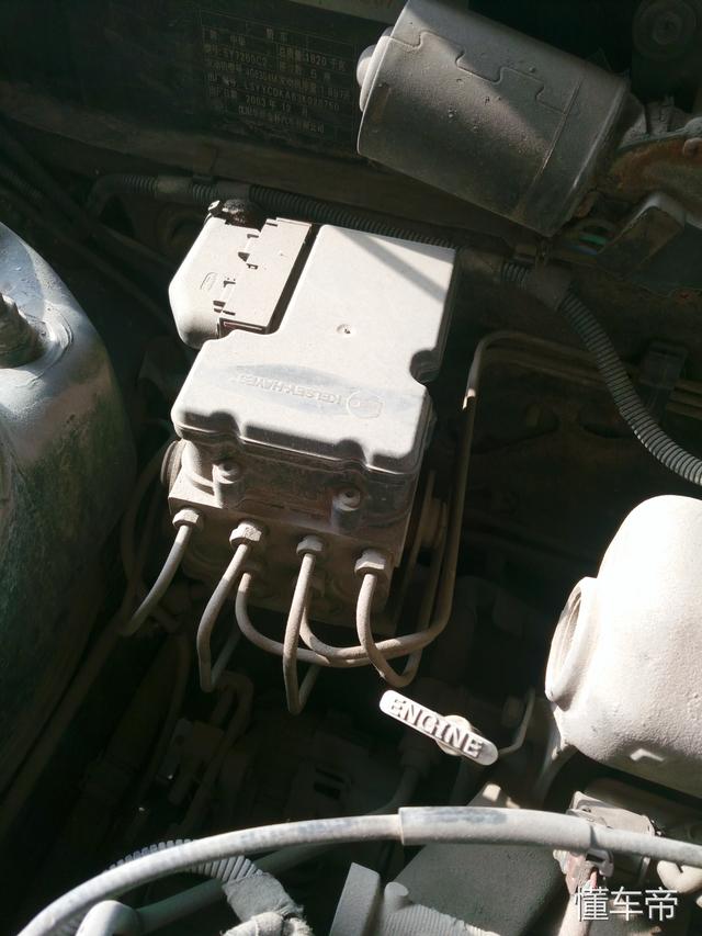 abs黄灯亮了是什么原因，abs亮黄灯是什么意思（行驶过程中ABS灯亮是什么故障）