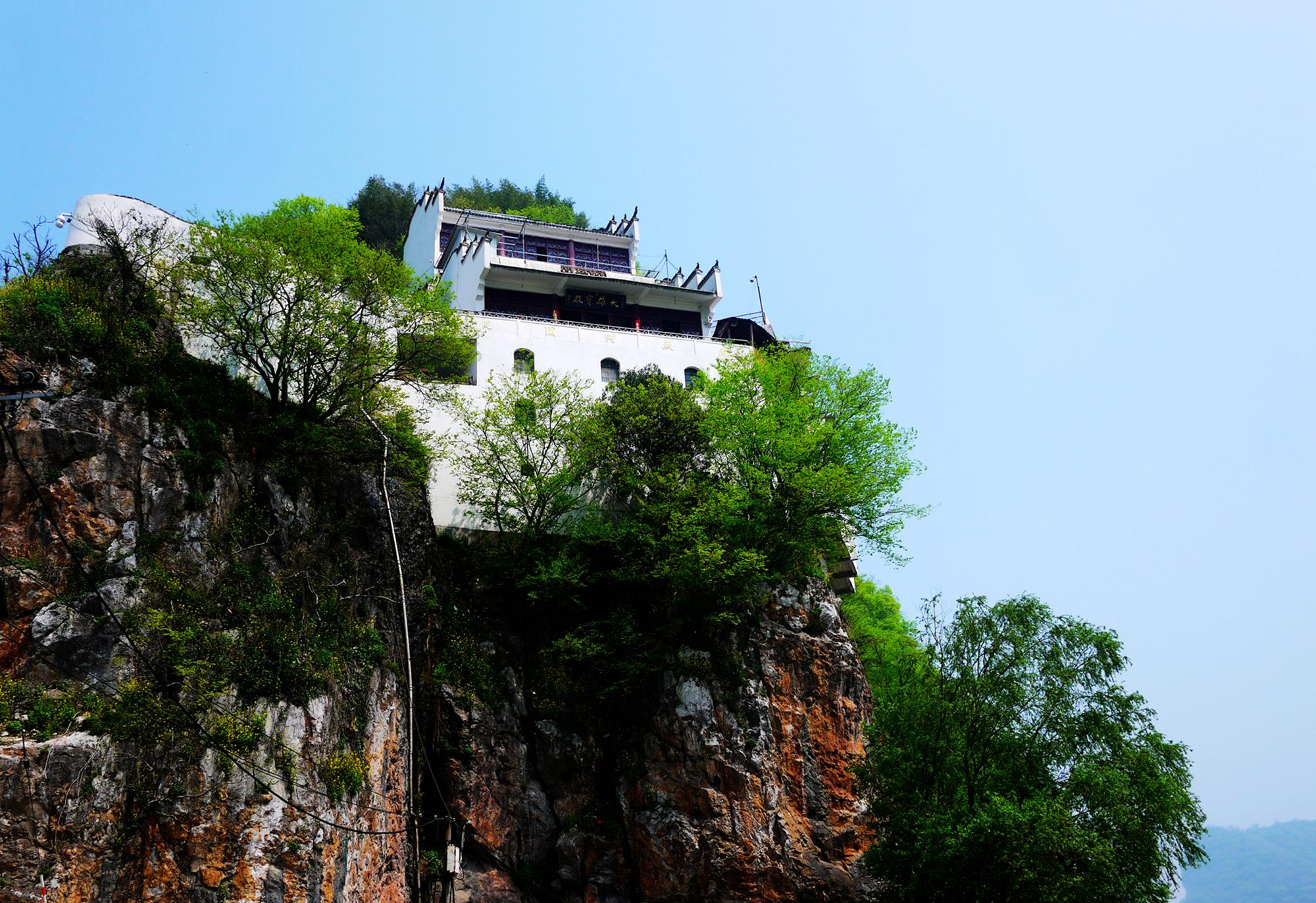 每年潮汛期时四面环水,完全浸泡在长江水之中,显得孤立无依,小孤山