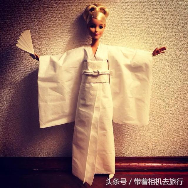 芭比娃娃衣服制作，娃娃衣服做法大全（网红用“卫生纸”给芭比娃娃做衣服）