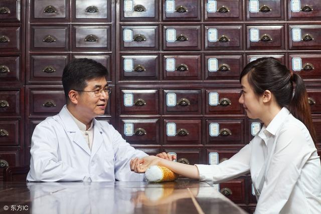 右眼皮跳代表什么，右眼跳是什么意思（眼皮跳和几种原因有关）