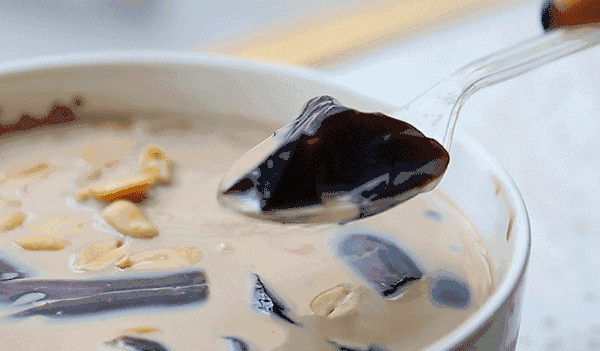 仙草是什么，红楼梦中绛珠仙草是什么（烧仙草，到底是什么草）