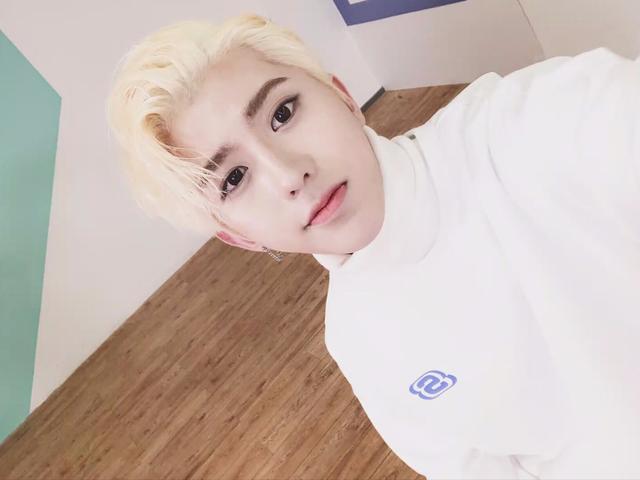 微博背景图怎么换，手机微博怎么换背景（蔡徐坤昨日深夜上线微博换背景图“kun\u0026ikun”）