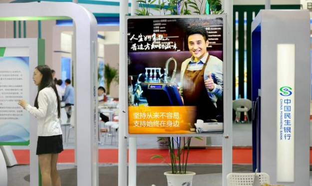 民生银行白金卡申请条件，民生银行金卡办理条件（民生银行的白金卡有免年费还能薅羊毛）