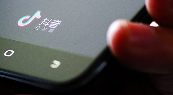 拍抖音怎么用自己的原声配音乐（教你抖音短视频怎么添加自定义音乐或影视对白）
