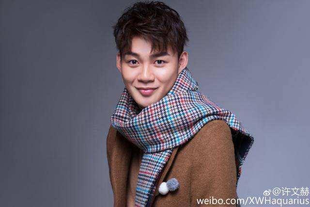 不过许文赫的微博认证是"开心麻花签约演员",和马丽是同事,两人还经常