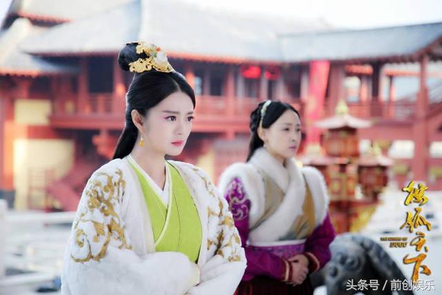 安以轩只顾着和朋友秀大长腿，不知情的她却走了光