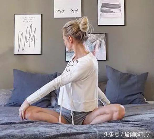 适合床上的瑜伽动作，适合床上做的瑜伽动作（6个瑜伽动作睡前做）