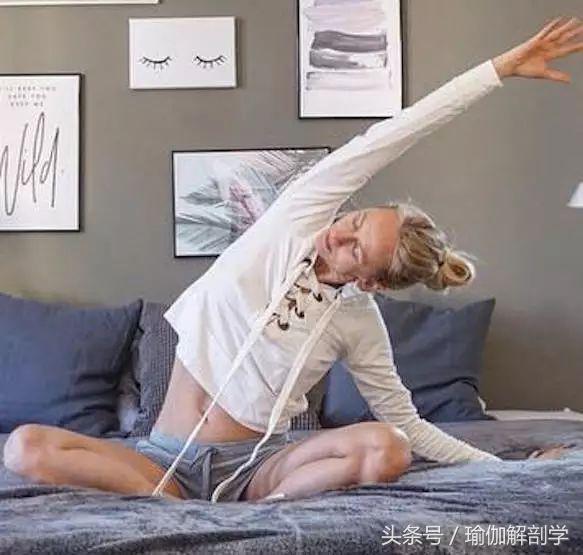 适合床上的瑜伽动作，适合床上做的瑜伽动作（6个瑜伽动作睡前做）