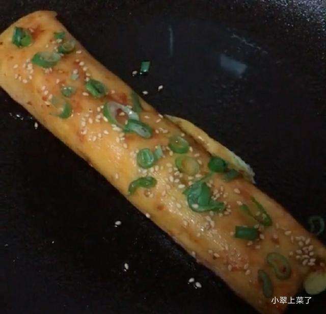 烧烤店里的干豆腐卷怎么做，烧烤干豆腐卷怎么卷（自制干豆腐鸡蛋卷）