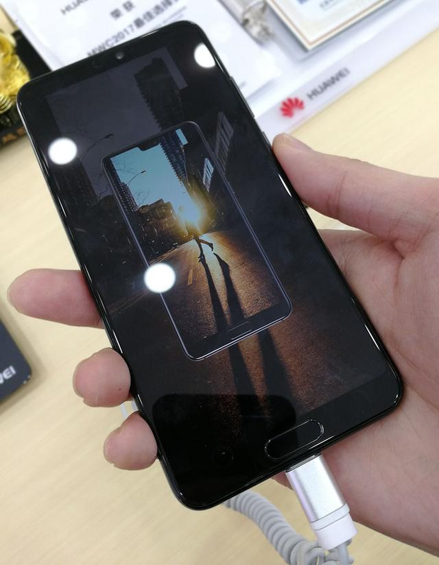 华为p20防水吗，华为P20防水（拍夜景不用带脚架的最强旗舰）