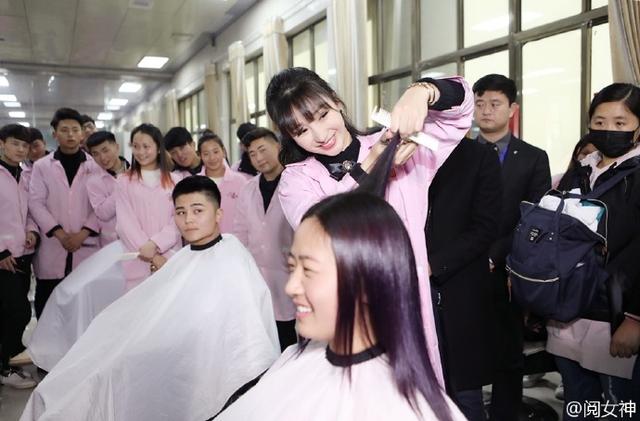 蓝翔的挖掘机能放生吗，蓝翔的直播（这蓝翔的挖掘机还真是专业啊）