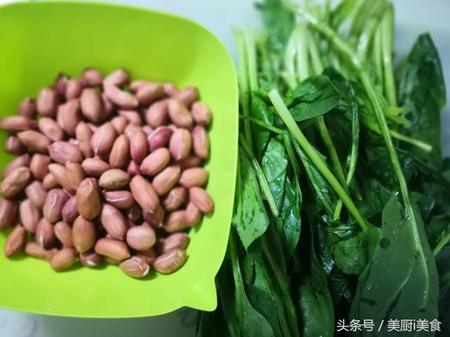 家常老醋菠菜花生米做法，老醋花生拌菠菜给孩子吃