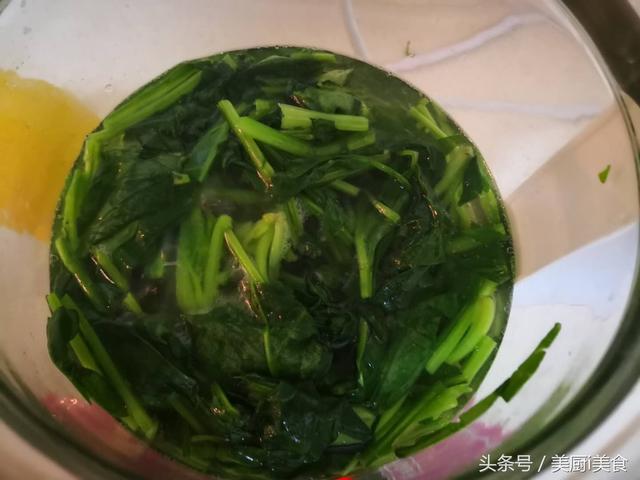 家常老醋菠菜花生米做法，老醋花生拌菠菜给孩子吃