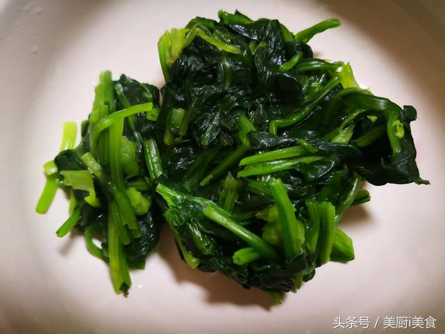 家常老醋菠菜花生米做法，老醋花生拌菠菜给孩子吃